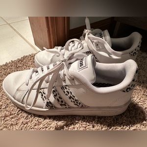 Adidas size 7 Cloudfoam Leopard stripe shoes